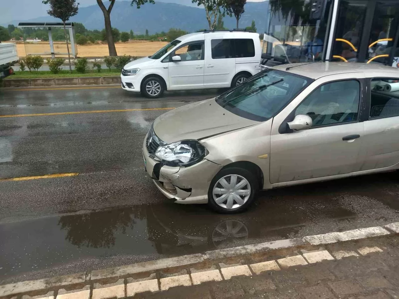 Muğla'nın Menteşe ilçesinde meydana gelen 6 araçlı zincirleme trafik kazası korkuttu.