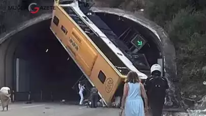 Barcelona'da Tünel Kazası: Otobüs, Dik Konumda Asılı Kaldı!